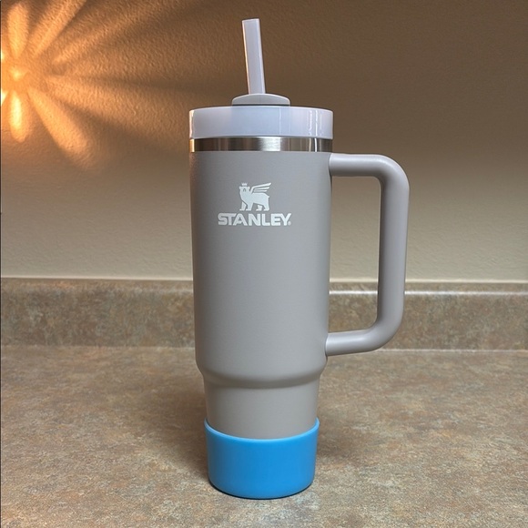 Stanley Gray 30 oz tumbler - Picture 2 of 2